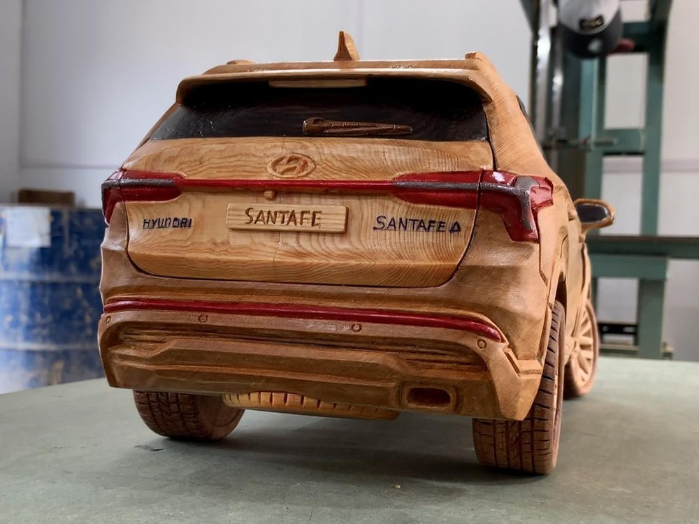 Phía sau của chiếc Hyundai Santa Fe 2021 bằng gỗ
